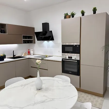 Rdhomes Falvo, Vomero Νάπολη