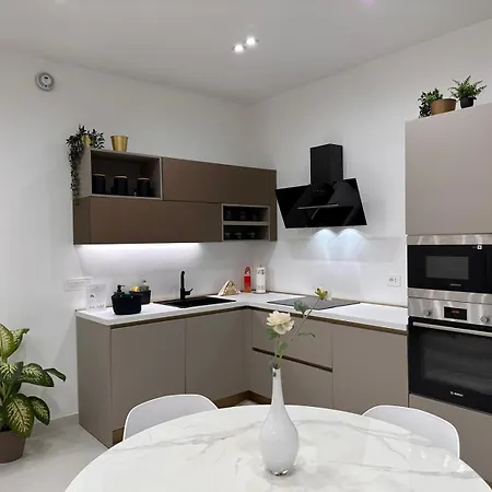 Rdhomes Falvo, Vomero * Νάπολη